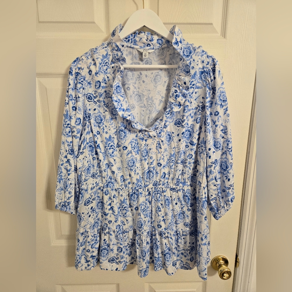 Crown & Ivy Blue And White Floral Top Ruffle Collar Size 2X